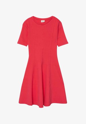 Robe rouge longueur genou avec manches courtes, encolure ronde et détails de coutures verticales pour un corsage ajusté et une jupe évasée.