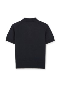 Polo de manga corta en algodón de color azul marino oscuro. Presenta un cuello plano, puños acanalados y una textura suave con un diseño limpio y minimalista.