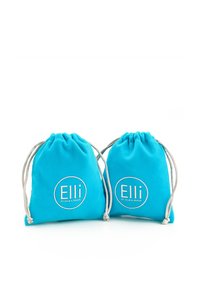 To turquoise snoreposer med hvidt cirkulært logo med "Elli by Julie & Grace." Blødt stof med kontrasterende sølv snorelukninger.