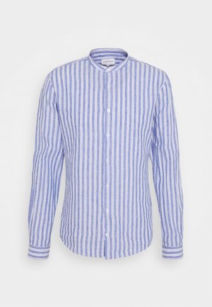 Cămașă cu dungi verticale alb-albastre, cu mâneci lungi, guler în formă de bandă, deschidere cu nasturi și manșete contrastante; realizată dintr-un material ușor.