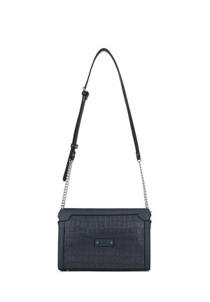Sac bandoulière rectangulaire noir à texture crocodile, chaîne argentée et sangle en cuir ajustable, avec plaque métallique logo à l'avant.