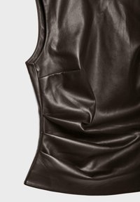 Brun læder top uden ærmer med blød tekstur, med samlet detalje og tætsiddende design. Stoffet fremstår skinnende og glat.