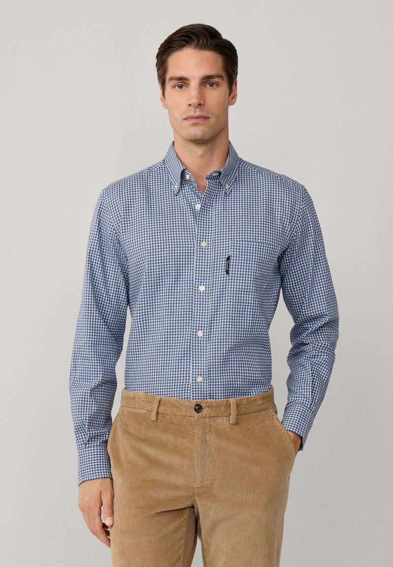 Blauw-wit geruit overhemd met knopen, lange mouwen en een zak, gecombineerd met bruine corduroy pantalon. Gladde textuur, gestructureerde pasvorm.