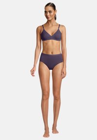 Lila, dehnbare Bikini-Set mit einem Bralette mit verstellbaren Trägern und hochgeschnittenen Hose. Glatter Stoff mit einfachem Design.