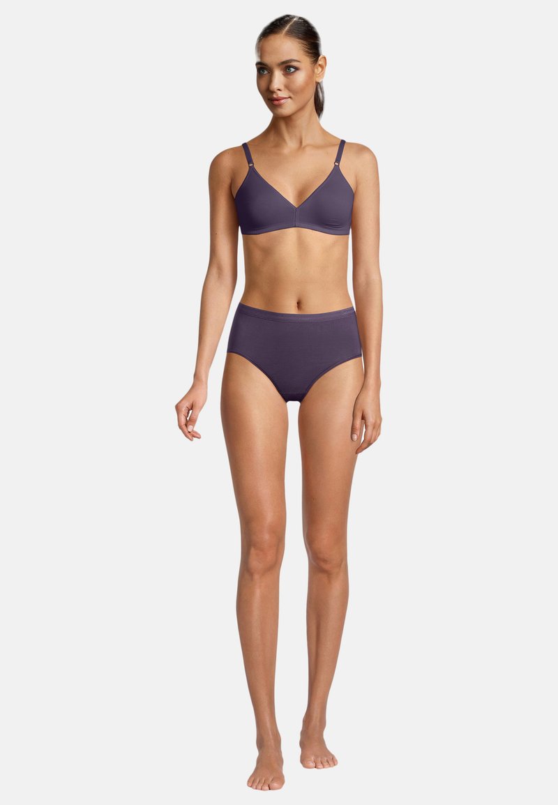 Lila, dehnbare Bikini-Set mit einem Bralette mit verstellbaren Trägern und hochgeschnittenen Hose. Glatter Stoff mit einfachem Design.