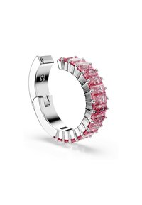 Srebrna uhama v obliki obroča, okrašena s pravokotnimi rožnatimi dragulji, ki prikazuje sijajno zasnovo z varnim zaklepom, na beli podlagi.