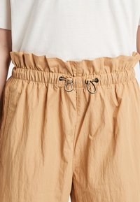 Timberland UTILITY - Shorts - light wheat boot