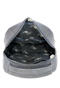 Zaino in pelle grigia con apertura con zip, caratterizzato da un rivestimento interno nero a motivi e numerose tasche interne per un'organizzazione ottimale.