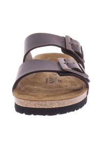 Bruine leren slipper met twee verstelbare gespen, kurken voetbed en een gestructureerde zool. Heeft een gevormde vorm voor extra comfort.