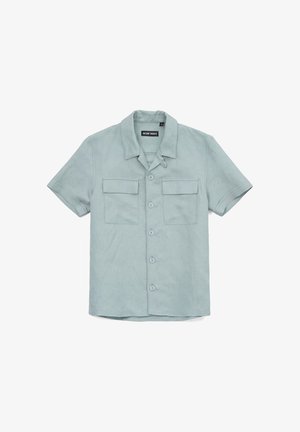 Camicia azzurra a maniche corte con bottoni, due tasche con patta sul davanti e colletto a punta, distesa su uno sfondo bianco.