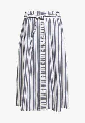 Jupe blanche à rayures verticales bleu marine, boutons à l'avant et ceinture en tissu assorti nouée à la taille.