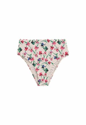 Nahaufnahme einer Person, die hoch taillierte Bikinihose und Oberteil mit pinken, roten und violetten Blumenmustern trägt, stehend vor einem unscharfen Hintergrund im Freien.