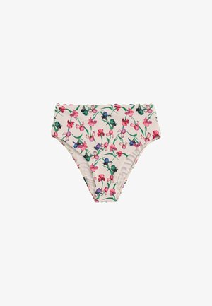 Záber zblízka osoby, ktorá má na sebe bikiny s vysokým pásom a vrchom s ružovými, červenými a fialovými kvetinovými vzormi, stojacej pri rozmazanom vonkajšom pozadí.