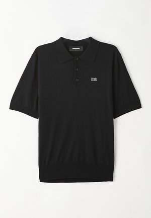 Polo noir à manches courtes, fabriqué en tissu doux. Présente une patte de boutonnage et un petit logo blanc "D2" sur la poitrine.
