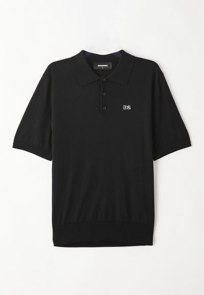 Zwarte polo met korte mouwen, gemaakt van zachte stof. Bevat een knoopsluiting en een klein wit "D2" logo op de borst.