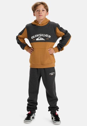 Mikina Quiksilver dvoubarevná v šedé a hnědé barvě, s logem, klokankou a odpovídajícími šedými tepláky s detailním logem. Stylová s teniskami.