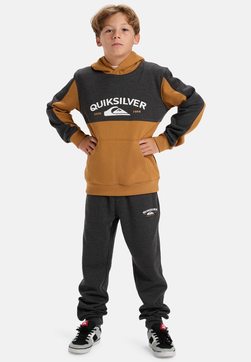 Mikina Quiksilver dvoubarevná v šedé a hnědé barvě, s logem, klokankou a odpovídajícími šedými tepláky s detailním logem. Stylová s teniskami.