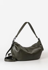Borsa a spalla in pelle verde con un design morbido. Presenta una tracolla removibile e una finitura texturizzata. Chiusura con zip.