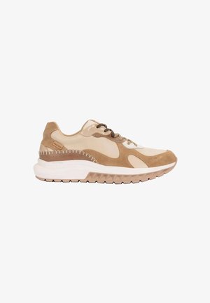 Sneaker beige e marrone chiaro con dettagli in camoscio e pelle, suola bianca, lacci marroni e suola esterna beige testurizzata vista di lato.