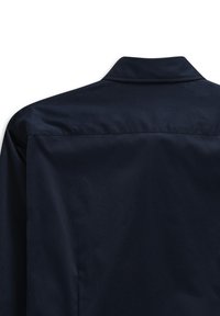 Dunkelblauses Hemd aus glattem Stoff, mit klassischem Kragen und schlichtem Design. Die Rückseite zeigt ein sauberes, unverziertes Aussehen.
