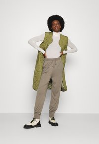 Lounge Nine BALLOU PANT - Calças de fato de treino - vintage khaki melange