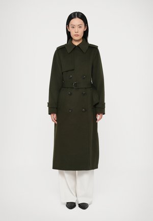 Dubbelgeknoopte, lange olijfgroene jas met een ceintuur in de taille, grote kraag en voorzakken, gemaakt van een gestructureerde stof.