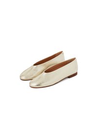 Metalliska guld ballerina-skor med en slät läderstruktur, rund tå och en låg, brun sula. Sömlös design utan synlig hårdvara.