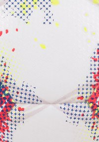 Pallone da calcio bianco con motivi colorati in rosso, giallo e blu, con una superficie testurizzata e cuciture distintive lungo le cuciture.