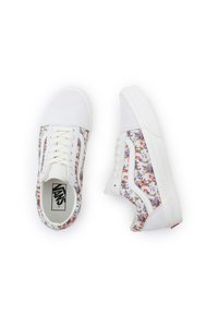 Sneakers bianchi con tela a fiori e accenti in suede, caratterizzati da un classico design con lacci e suole in gomma. Visibile il marchio Vans.