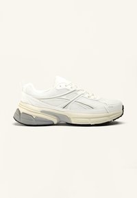 Scarpe da ginnastica bianche con tomaia in rete, caratterizzate da accenti grigio chiaro e una suola spessa con trazione in gomma nera. Design con lacci.