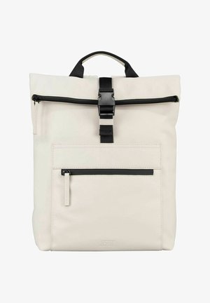 Sac à dos à rabat roulé blanc cassé avec fermetures éclair noires, poche avant zippée, sangle à boucle noire et poignée supérieure.