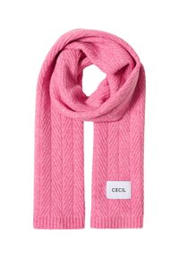 Rosa gestrickter Schal mit einem Fischgrätmuster, ribbeligen Kanten und einem Etikett mit der Aufschrift "CECIL". Weiche Textur und mittlere Dicke.