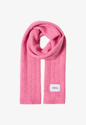 Écharpe tricotée rose présentant un motif en chevrons, avec des bords côtelés et une étiquette portant l'inscription "CECIL". Texture douce et épaisseur moyenne.
