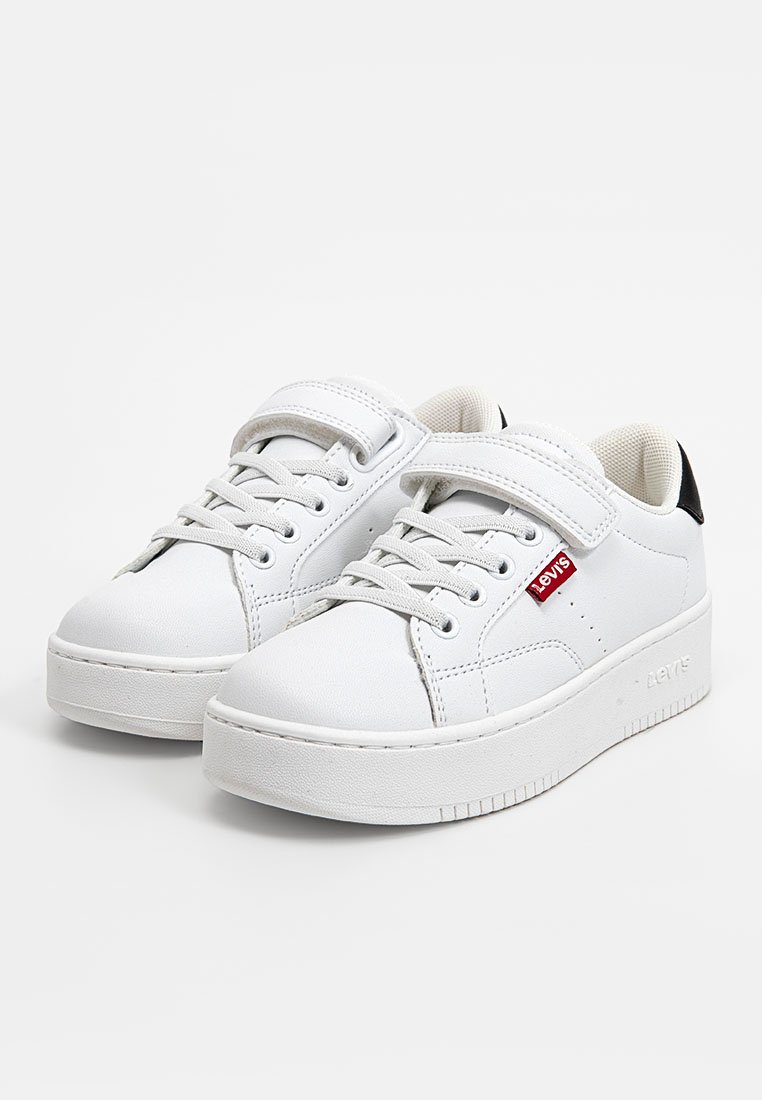 Sneaker bianche con finitura in pelle liscia, allacciatura frontale e cinturino in Velcro. Presentano accenti neri sul tallone e una suola in gomma testurizzata.