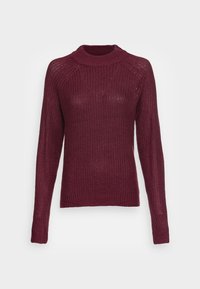 Pull en tricot bordeaux avec un col montant, des manches longues et des poignets et un ourlet côtelés ; il présente un motif texturé à mailles ouvertes.