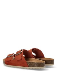 Sandalias de ante rojo con dos correas ajustables, que presentan acentos de hebilla plateada, una plantilla de corcho y una suela exterior de goma texturizada.