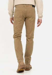 Tan katoenen chinos met een slim fit, voorzien van een tailleband met riemlussen, twee achterzakken en zichtbare stikseldetails.