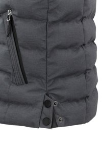 Graue Flugjacke mit gestepptem Material, einer Reißverschlusstasche und Druckknöpfen am Saum für einen sicheren Verschluss.