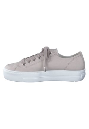 Sneaker basse grigio chiaro con suola bianca spessa, punta rotonda, occhielli in metallo e lacci annodati su sfondo bianco.