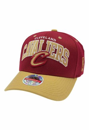 Cleveland Cavaliers Baseballkappe in Dunkelrot und Gold mit gesticktem Teamnamen und Logo, verstellbarem Riemen und Aufkleber auf dem Schirm.
