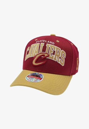 Cleveland Cavaliers Baseballkappe in Dunkelrot und Gold mit gesticktem Teamnamen und Logo, verstellbarem Riemen und Aufkleber auf dem Schirm.