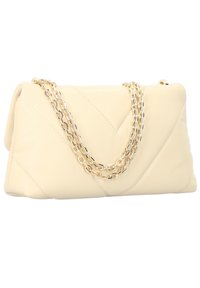 Borsa a mano in pelle trapuntata color crema con pattina ripiegabile, dotata di catene in tono oro e una superficie liscia.