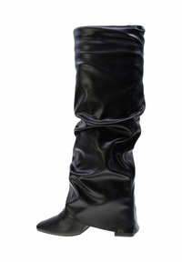 Stivale in pelle nero slouchy, alto fino al ginocchio, con punta affilata e tacco basso, isolato su sfondo bianco.