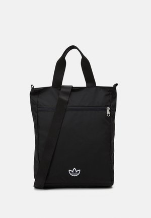 Zwarte rechthoekige tote tas met ritssluiting voorvak, twee bovenhandvatten, verstelbare schouderriem en wit logo nabij het onderste midden.