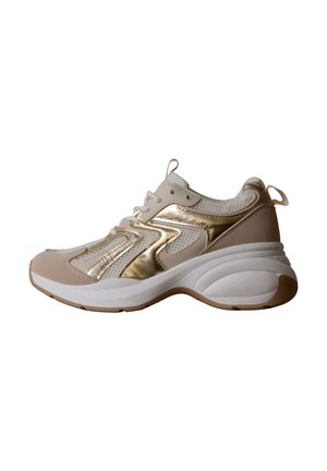 Baskets beige et blanches avec des accents dorés métalliques, semelle blanche et languettes sur la languette et le talon, présentées de profil sur fond blanc.