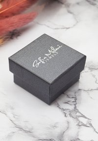 Scatola per gioielli nera in tessuto, con coperchio a cerniera, dotata di un logo in rilievo argento "Sofia Milani Jewels" sulla parte superiore. Adatta per confezioni regalo.