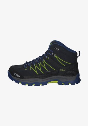 Stivale da trekking di altezza media in blu scuro e nero, realizzato in materiale impermeabile, con accenti verdi e una suola robusta con battistrada pronunciato.