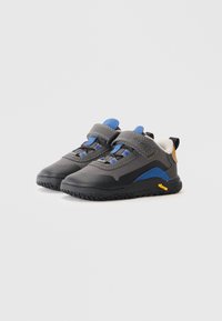Scarpe da arrampicata grigie e nere con accenti blu, cinturini in velcro, tessuto testurizzato e suola in gomma con motivi di trazione.
