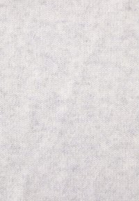 Tecido malha de cor cinza claro com uma textura suave, apresentando um padrão levemente melange e canelado uniforme, ideal para vestuário ou acessórios.