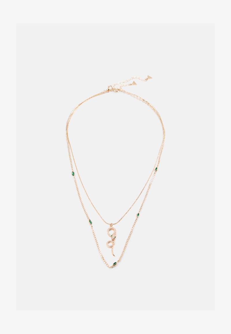 Guldtonet lagdelt halskæde med en slangependant prydet med grønne accenter, delikat kædedesign og små detaljer, der ligner emeralds.
